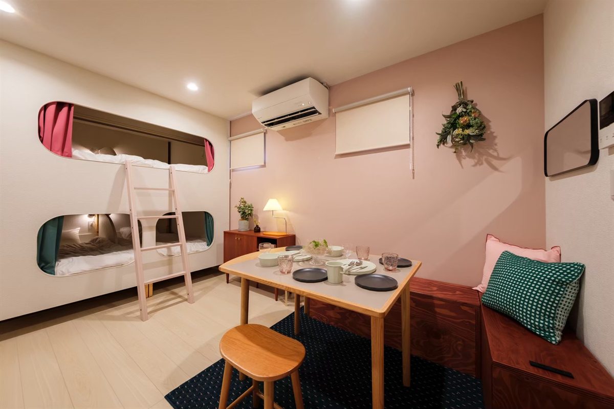 二段ベッドのある部屋の壁に掛けたスワッグ。